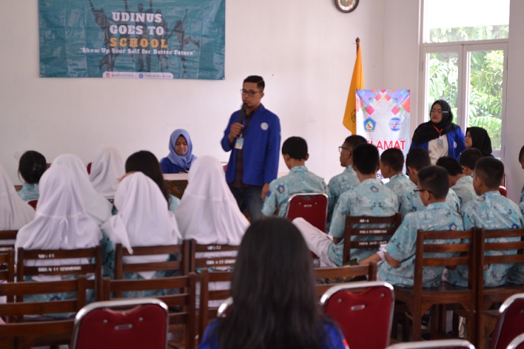penyampaian materi di SMK 11 Semarang